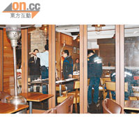 警員在餐廳內調查。