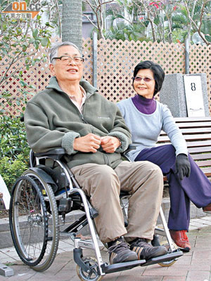 江叔（左）坦言過去多想無益，退休後與太太樂得清閒。