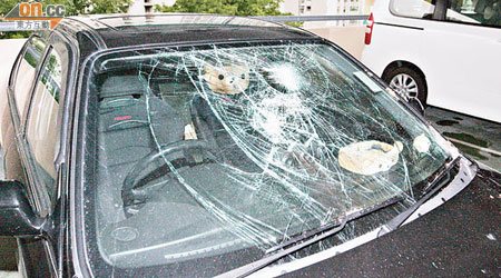 私家車擋風玻璃遭人以磚頭扑毀。（何仲軒攝）