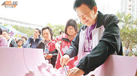 香港中文大學賽馬會大腸癌教育中心昨舉行「腸道健康同樂日」，透過互動遊戲讓巿民認識大腸癌。