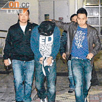 涉瘋狂駕駛司機被警員押返九龍城警署扣查。（蘇仲賢攝）