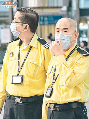 紅磡港鐵站職員戴上口罩，預防禽流感隨時從內地傳入。（黃仲民攝）
