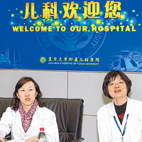 上海復旦大學兒科醫院負責人向傳媒講解受感染男童痊愈出院情況。（中新社圖片）