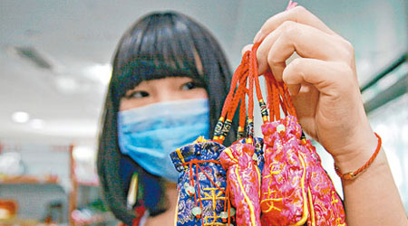 浙江杭州市民展示在中醫院購買的預防流感中藥香囊。（中新社圖片）