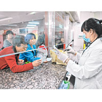 內地H7N9禽流感肆虐，有雲南民眾湧到醫院抓藥。（中新社圖片）