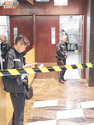 警方封鎖廁所對開走廊調查。（王譯揚攝）