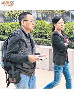 被告李勝慶（左）獲准保釋等候判刑後，與妻子一同離開法院。