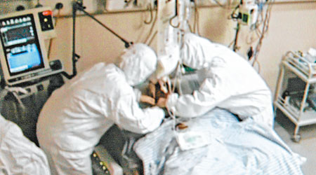 浙江一名H7N9患者在深切治療部接受治療。（中新社圖片）