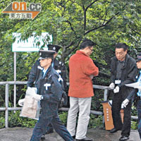 警員檢走藏警方絕密資料的文件袋。