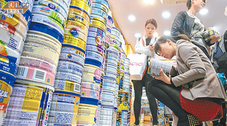 奶粉商效法澳門推出「港人港奶」約章，在香港預留八十萬罐奶粉，絕不出口。（資料圖片）