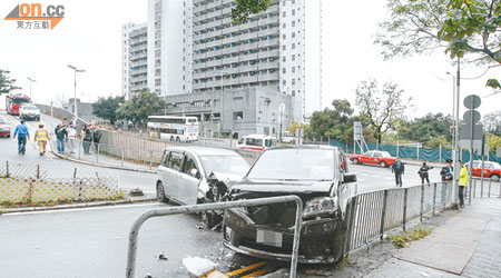 私家車與七人車相撞，並一併衝向路旁。