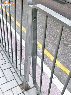 鐵欄僅依靠一顆螺絲支撐，並已呈傾斜。（讀者提供）