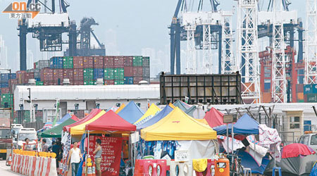 工潮已持續十七天，逾百名工人昨繼續留守貨櫃碼頭作抗爭。（黃仲民攝）