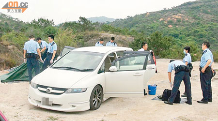 警員檢查死者的七人車，並用膠布將屍體遮蓋（左）。（吳欽旺攝）