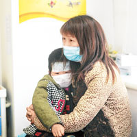 有家長帶同子女到北京地壇醫院進行發燒檢查。（中新社圖片）