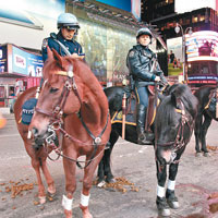 紐約<br>爆炸發生後，紐約騎警（圖）在鬧市執勤，慎防再發生恐襲。（中新社圖片）