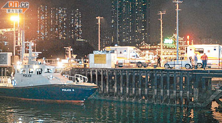 水警輪將獲救船員送往深灣水警基地。