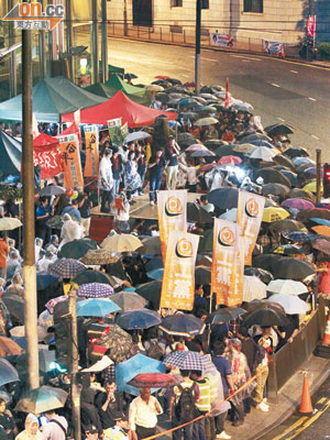 罷工工人昨晚冒雨於中環舉行集會。（陸智豪攝）