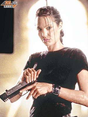荷李活電影服務公司曾租道具槍械協助拍攝《盜墓者羅拉》。