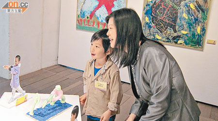 明晞（左）昨擔任小小導賞員，主動帶着基督服務處副行政總裁陳佩儀（右）介紹自己的作品。