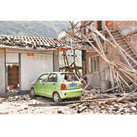太平鎮的車輛和房屋受損嚴重，面目全非。（中新社圖片）