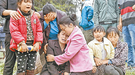 在蘆山龍門鄉為地震遇難者舉行的葬禮上，死者親屬痛哭不止。（中新社圖片）