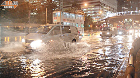 滂沱大雨下，港島行車道猶如澤國。（袁志豪攝）