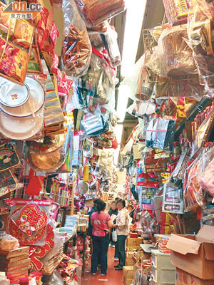 牛池灣街市內的紙紮店將紙紮品掛至頂部，密不見頂。