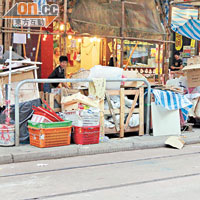 北角春秧街（昨日）<br>雜物垃圾佔用行人通道情況依舊。