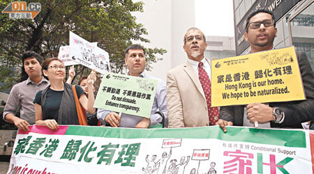 融樂會成員和香港印巴裔居民一行數人昨到入境事務大樓外示威抗議，批評入境處審理他們申請加入中國國籍時不公平。（黃仲民攝）