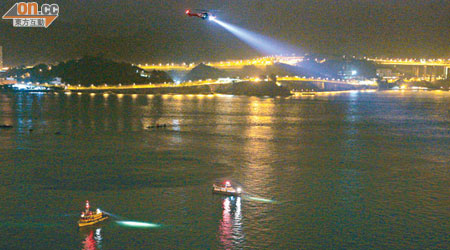 直升機及船隻漏夜在海面搜索。（楊偉嶽攝）