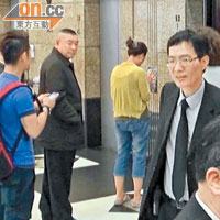 抵達升降機大堂後，劉鑾雄示意保安驅趕記者離開。