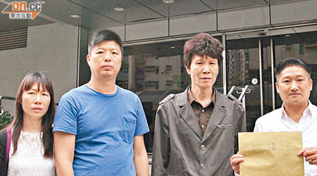 陳國強(右)與涉案學生家長到馬鞍山警署投訴。（林明強攝）