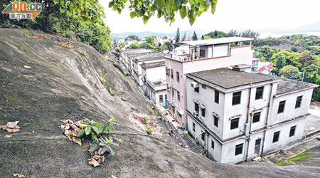 黃竹山新村建於山坡下，但政府圖則卻顯示村屋建於山坡。