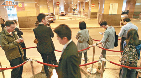 九龍灣港鐵站外，長期有很多等候乘搭接駁巴士市民。（袁志豪攝）