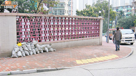 天香街街頭經常發現一袋袋被棄置的建築廢料。