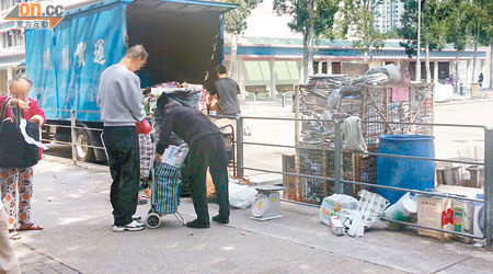 顯和里有貨車停泊馬路邊進行回收生意，被指對行人及駕駛者造成滋擾。