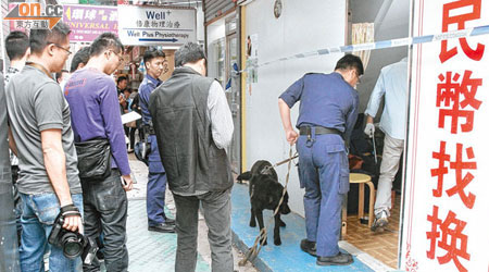 警方帶同警犬到場搜捕賊人。（曾紹良攝）