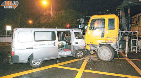 客貨車與吊臂貨車昨凌晨在沙田相撞。（麥少峰攝）