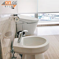 噴洗坐廁<BR>坐廁附有噴嘴方便如廁後清潔屁股。