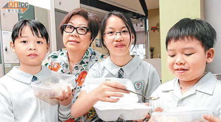 良心餐廳東主曹德雪（後排）了解受惠學童對飯盒餸菜的要求。