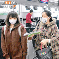 內地禽流感疫情嚴峻，港人北上亦戴上口罩，以防「中招」。
