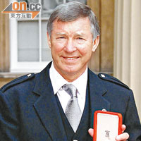 封爵威威<br>1999年費格遜獲英國皇室頒發爵士榮譽。