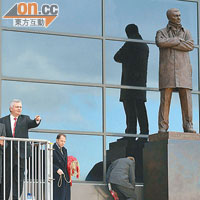 去年11月尾曼聯為功勳領隊費格遜於奧脫福球場外豎立銅像。