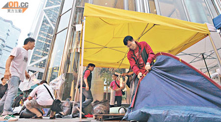 工會拆除部分在長江集團中心外的帳篷。（黃仲民攝）