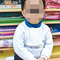 網上流傳一張身穿玫瑰崗幼稚園校服的「男童綁手跪地」照。（互聯網圖片）