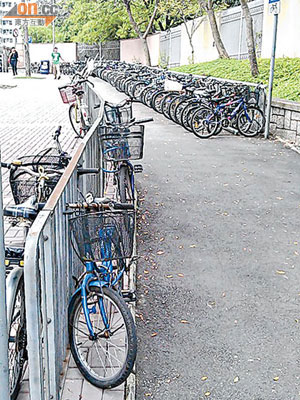 大埔中心一帶單車泊位被指嚴重不足，違例擺放單車情況隨處可見。