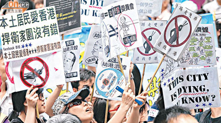 魯平透露，中央在起草《基本法》時，已建議將有關居留權的條文應寫得具體點，但遭到很多香港人反對。