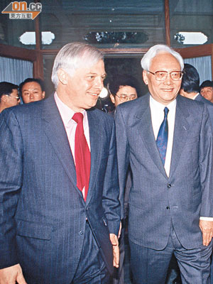 魯平（右）不後悔批評彭定康（左）為千古罪人，圖為一九九二年彭定康訪問北京。（資料圖片）