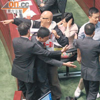陳偉業等議員被逐，葉劉淑儀嫌吵掩耳。